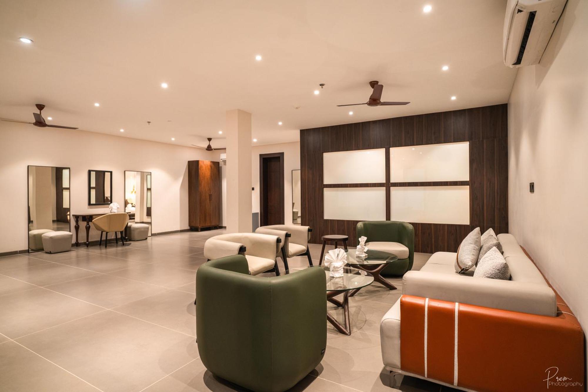 Hotel Omaya Garden Rāipur Exteriör bild