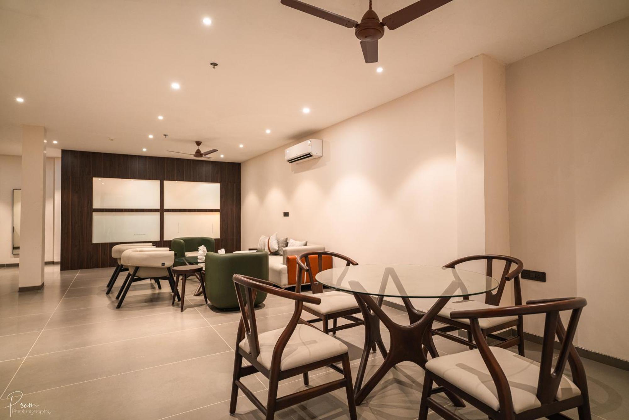 Hotel Omaya Garden Rāipur Exteriör bild