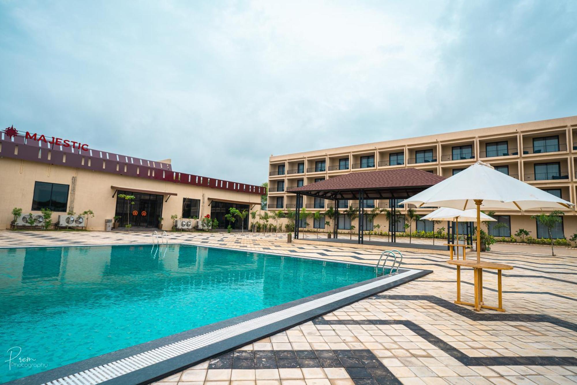 Hotel Omaya Garden Rāipur Exteriör bild