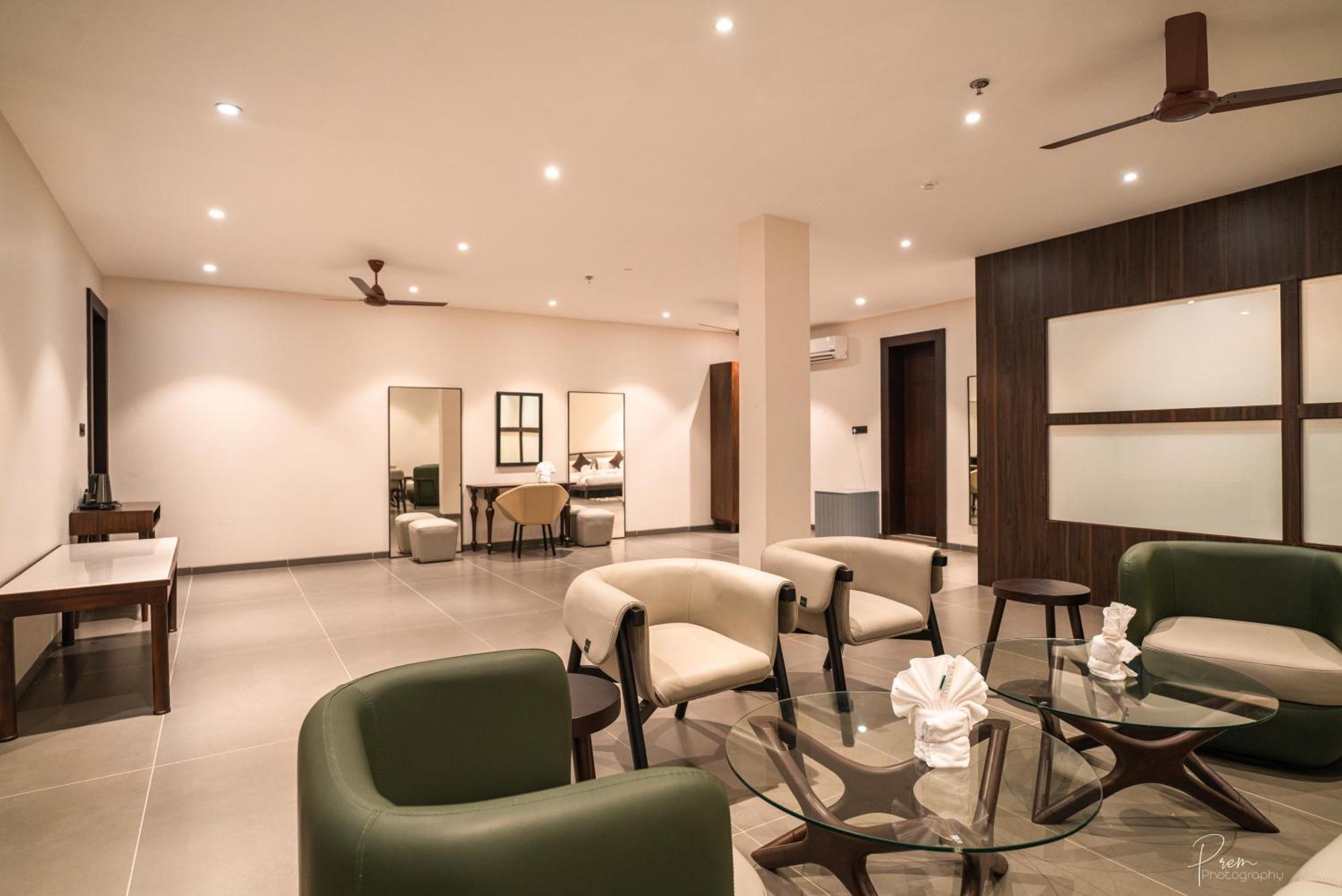 Hotel Omaya Garden Rāipur Exteriör bild