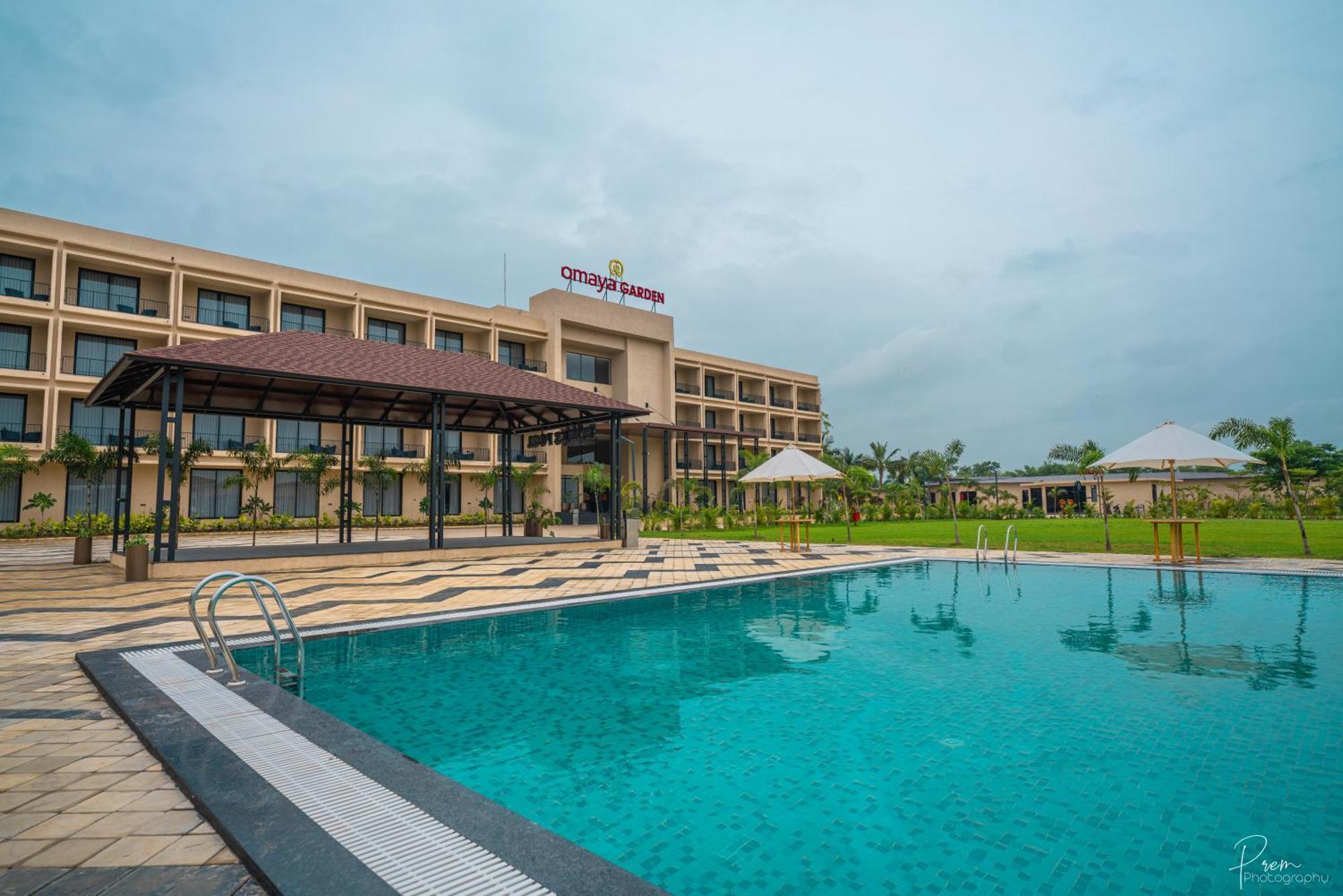 Hotel Omaya Garden Rāipur Exteriör bild