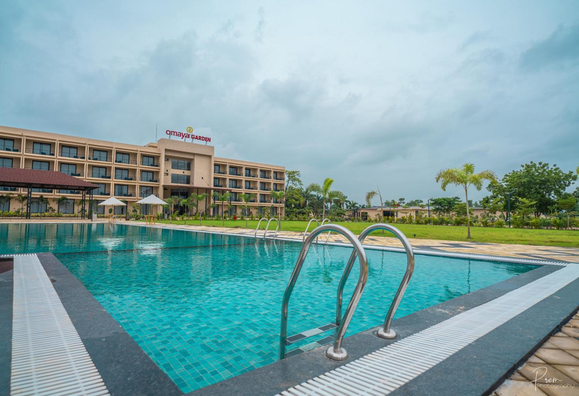 Hotel Omaya Garden Rāipur Exteriör bild