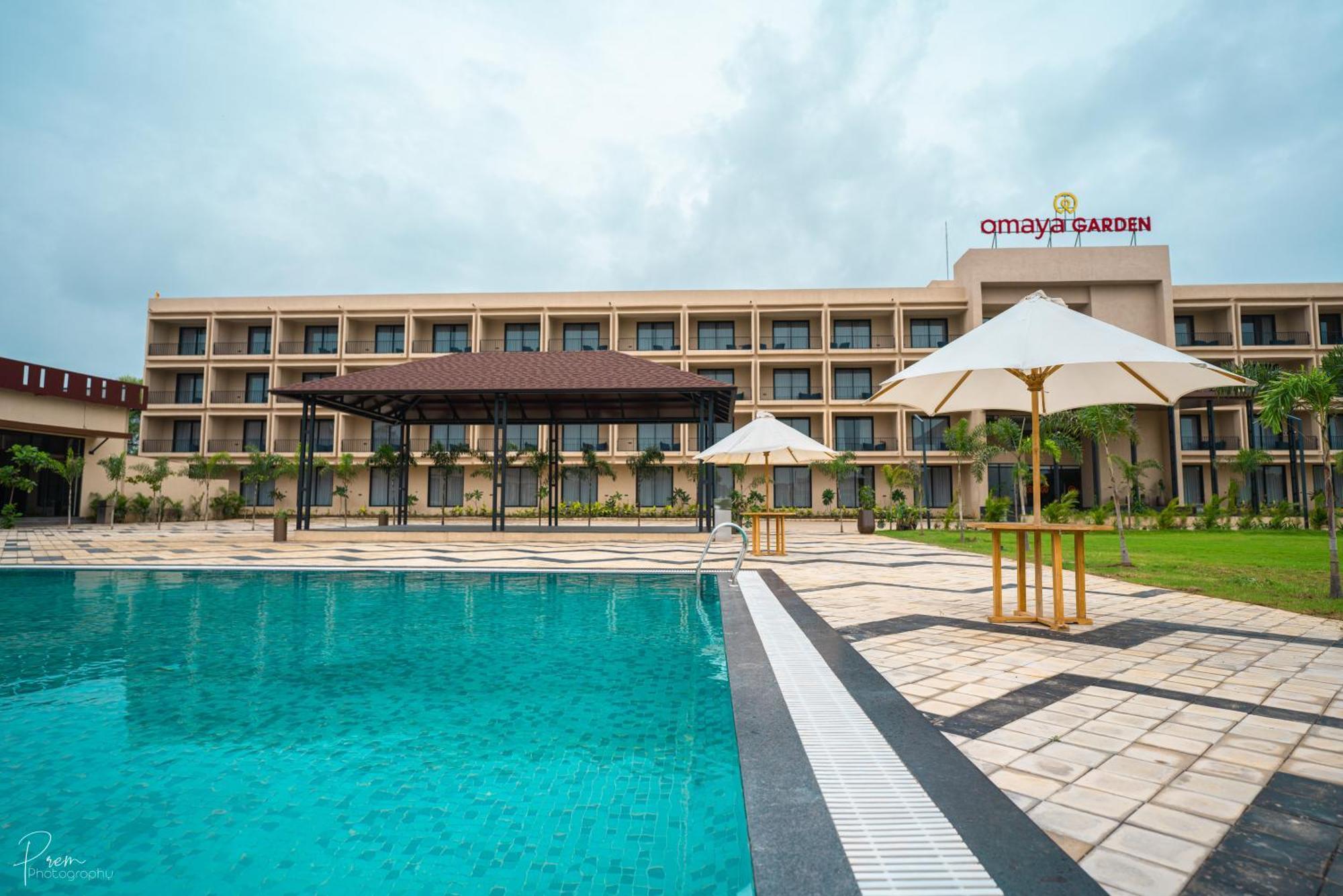 Hotel Omaya Garden Rāipur Exteriör bild