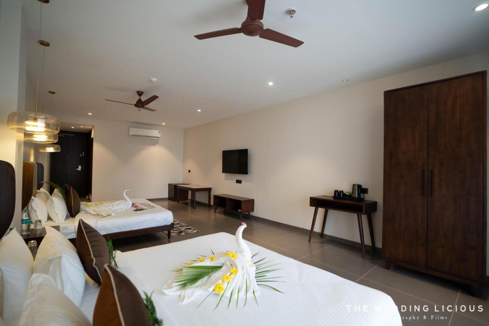 Hotel Omaya Garden Rāipur Exteriör bild