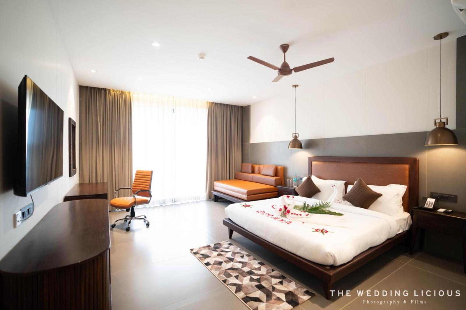 Hotel Omaya Garden Rāipur Exteriör bild