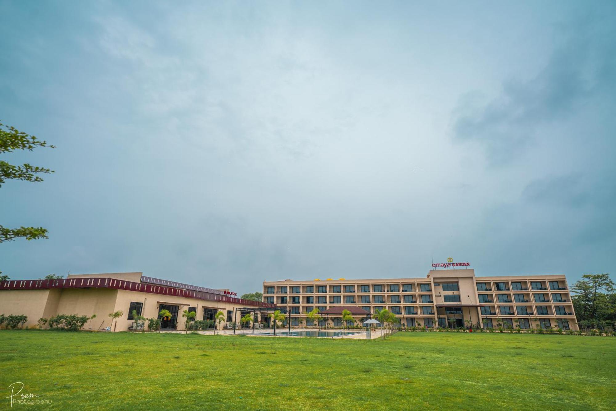 Hotel Omaya Garden Rāipur Exteriör bild