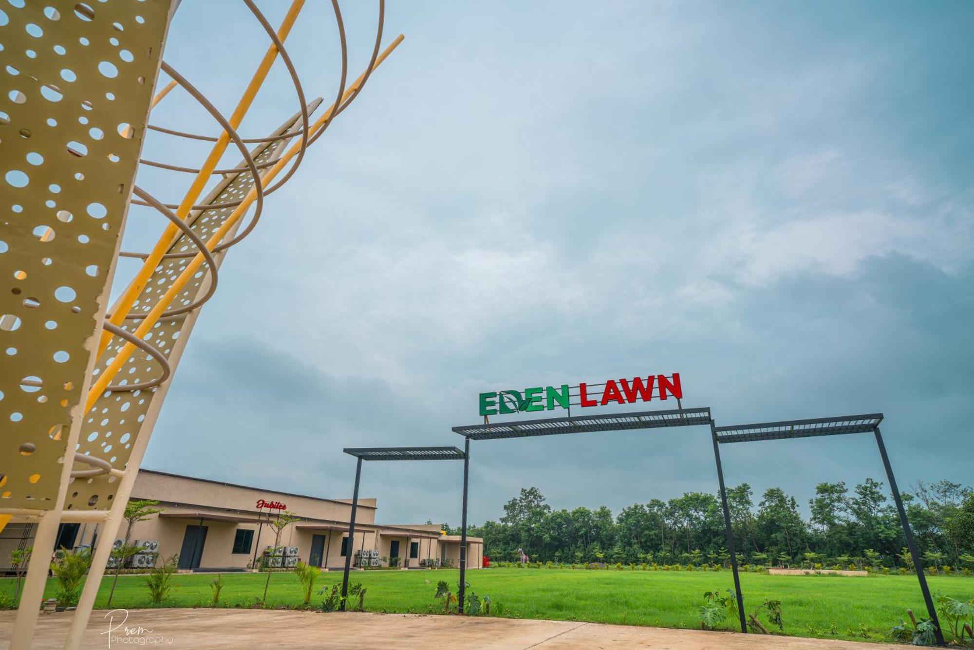 Hotel Omaya Garden Rāipur Exteriör bild