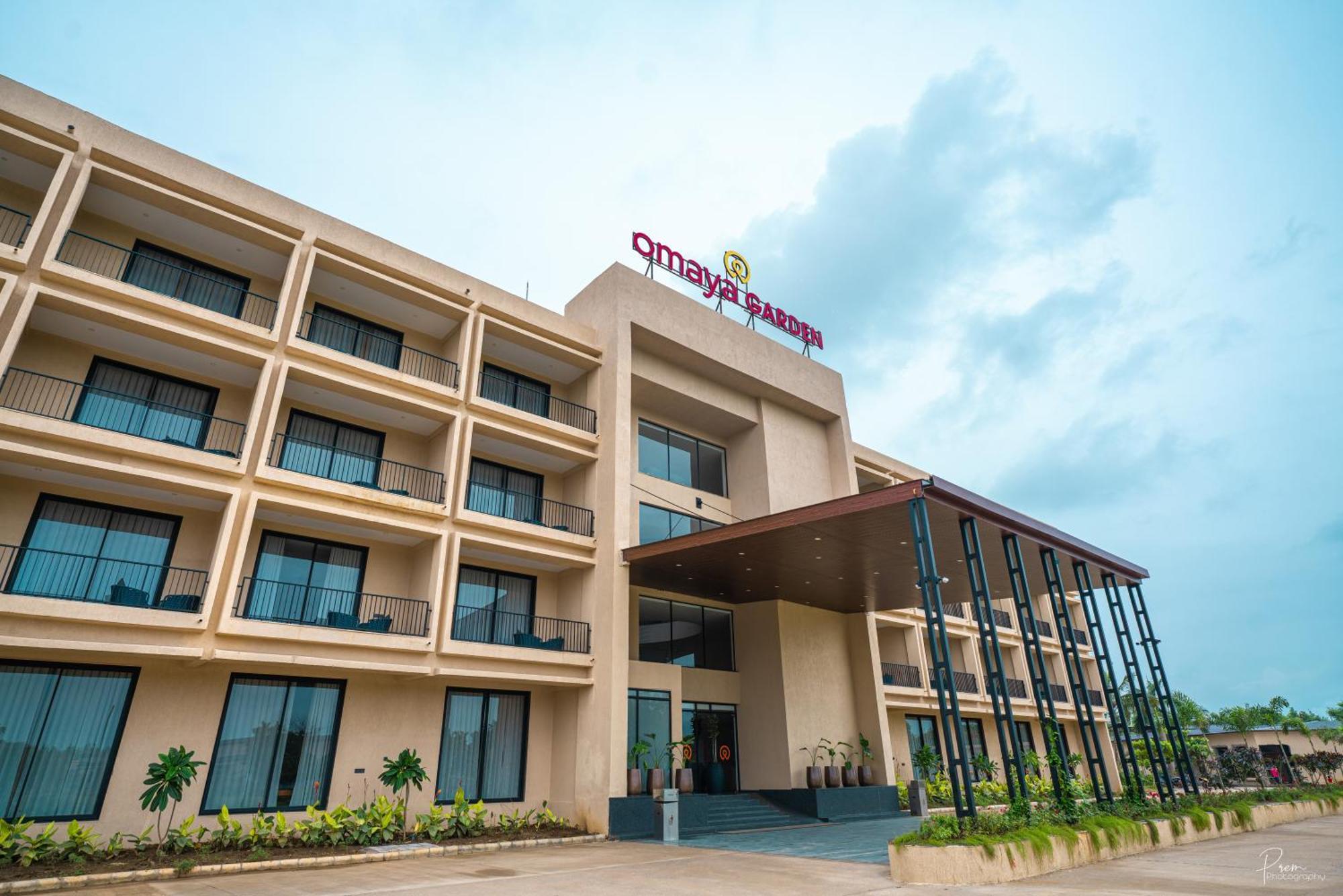 Hotel Omaya Garden Rāipur Exteriör bild