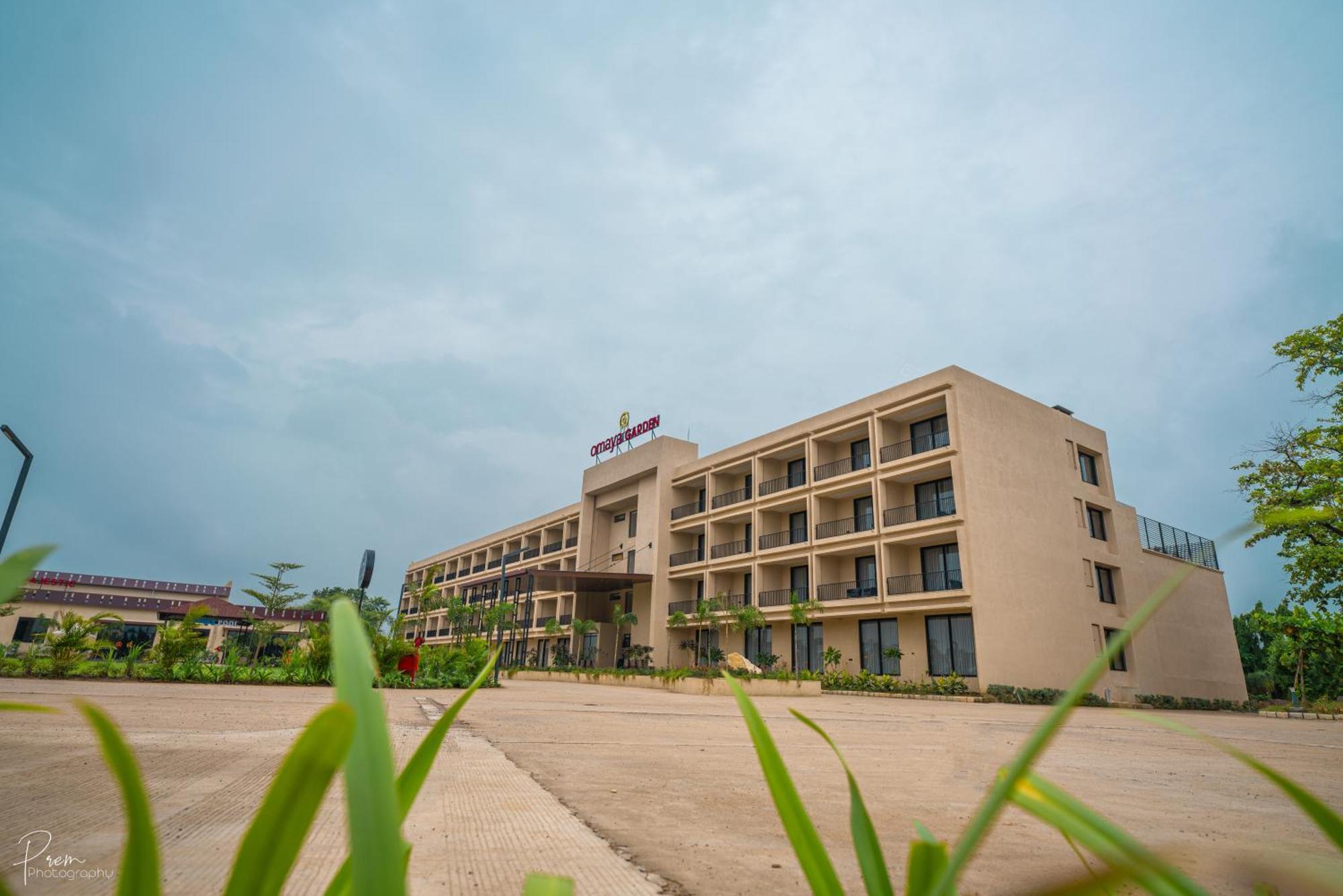 Hotel Omaya Garden Rāipur Exteriör bild