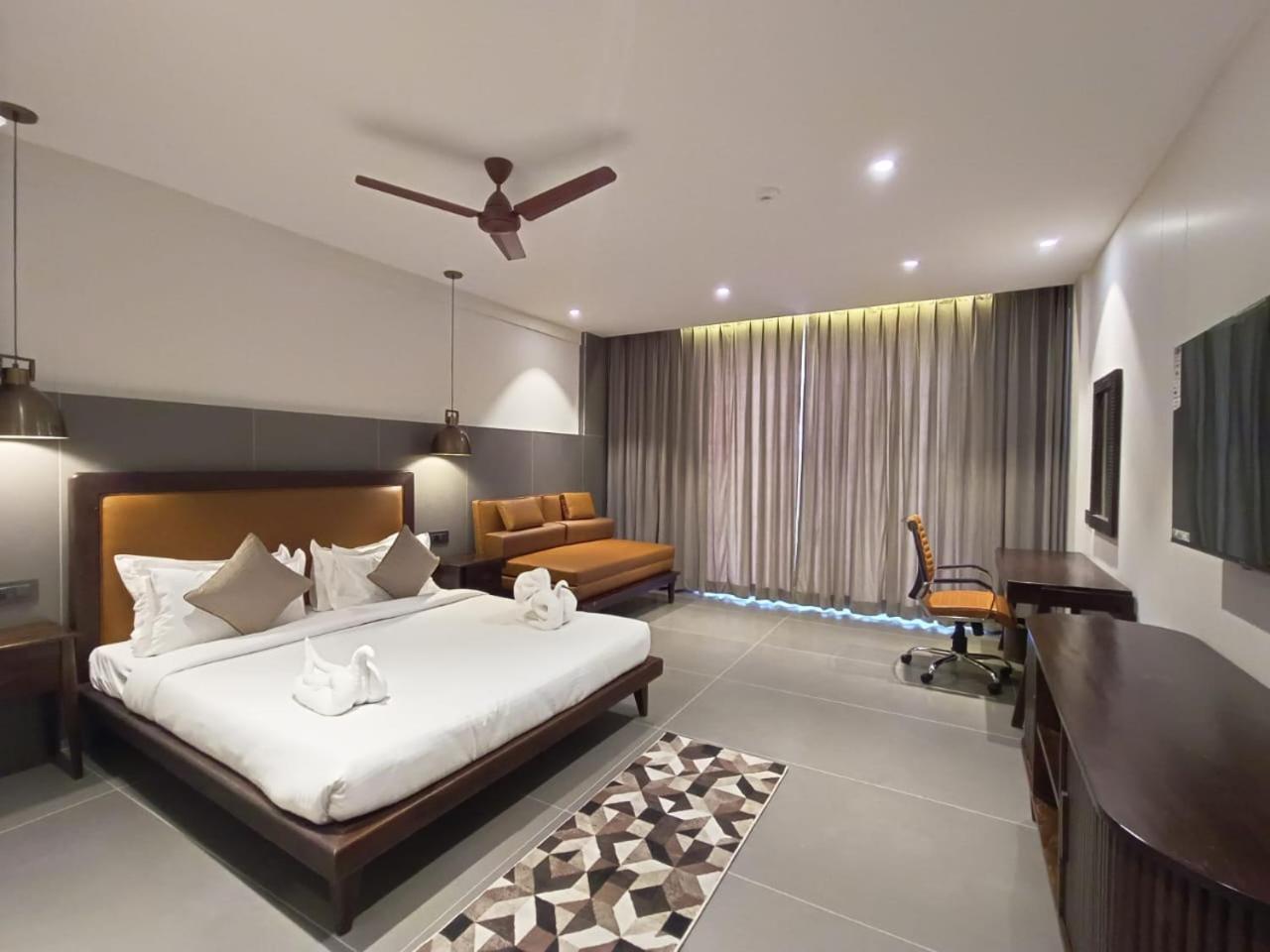 Hotel Omaya Garden Rāipur Exteriör bild